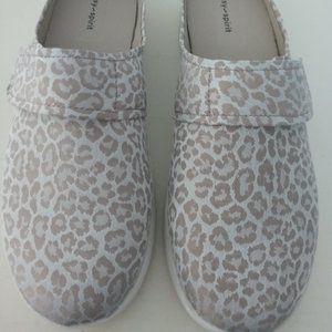 2 pairs of Easy Spirit ! Listing is for both pairs!